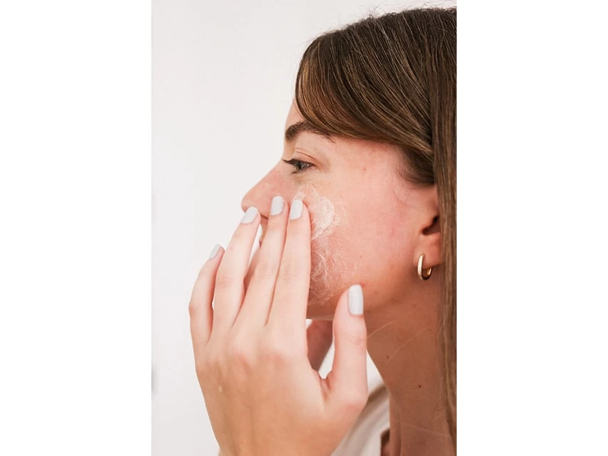 Joanna Vargas Vitamin C Face Wash With Salicylic & Hyaluronic Acid 5 Joanna Vargas Vitamin C Face Wash With Salicylic & Hyaluronic Acid - Image 3