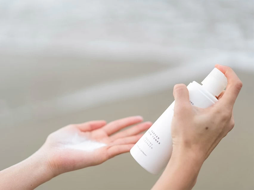 Dr. Barbara Sturm Darker Skin Tones Enzyme Cleanser 8 Dr. Barbara Sturm Darker Skin Tones Enzyme Cleanser - Image 6